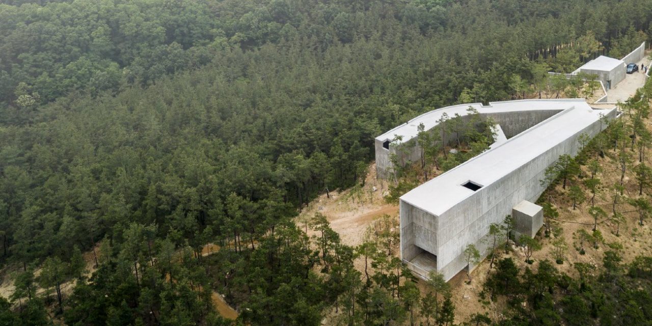 Álvaro Siza y Carlos Castanheira pueblan el bosque de Corea del Sur con estructuras de hormigón